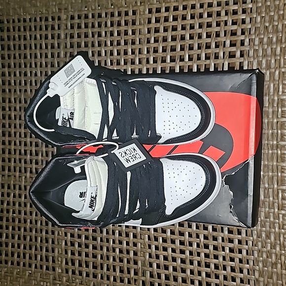 WMNS Air Jordan Retro High Satin Black Toe - Picture 5 of 14
